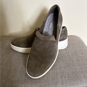 Clarks Slip-On Suede cushionaire wedge sneaker in olive